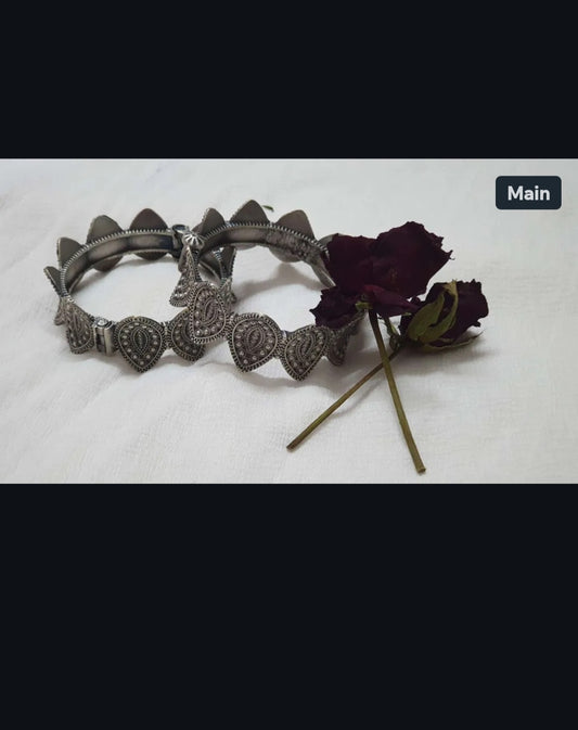 Leaf shaped bracelet